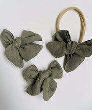 Load image into Gallery viewer, Mini School girl bows
